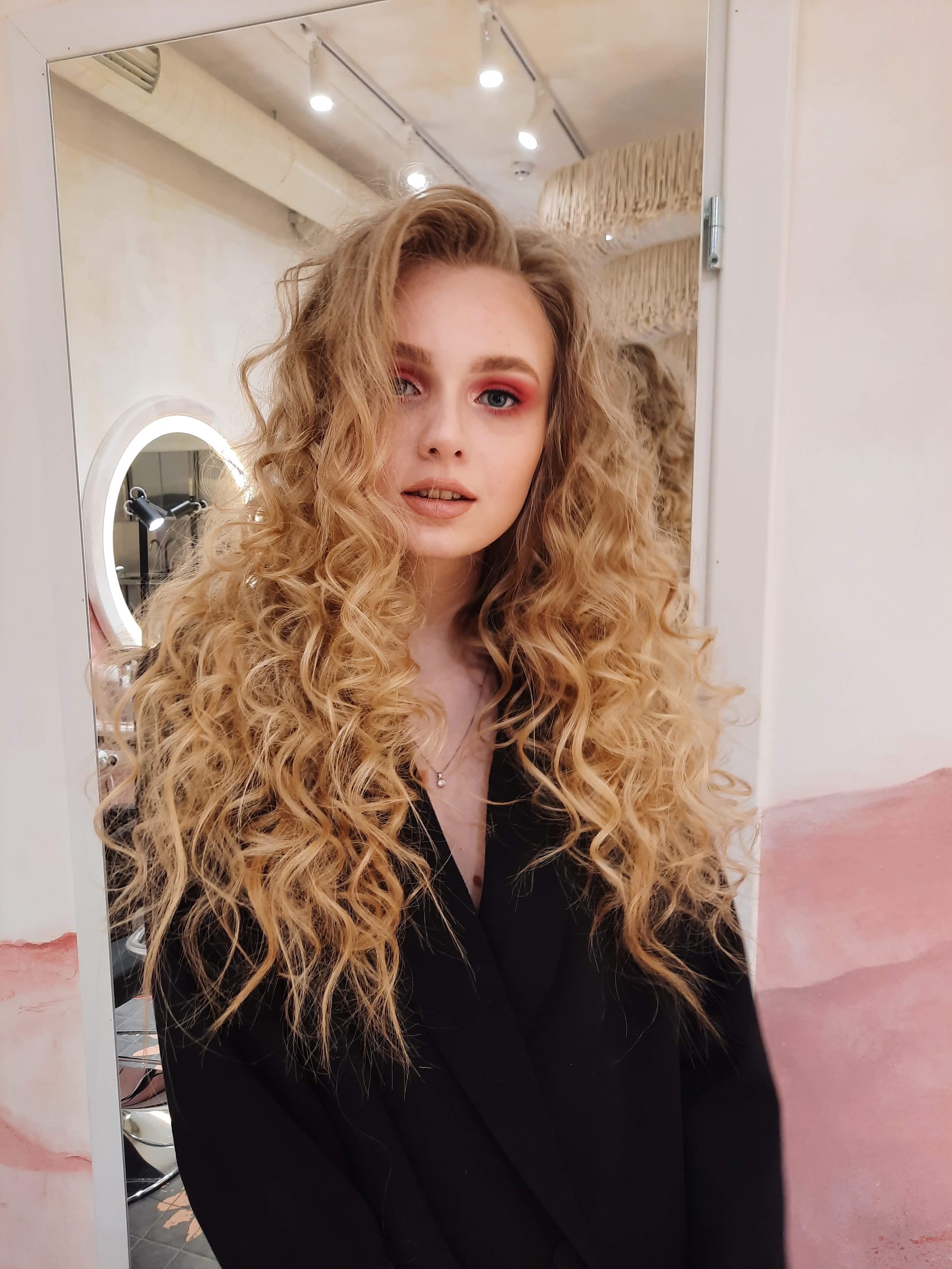 Lang goudblond haar in losse krullen