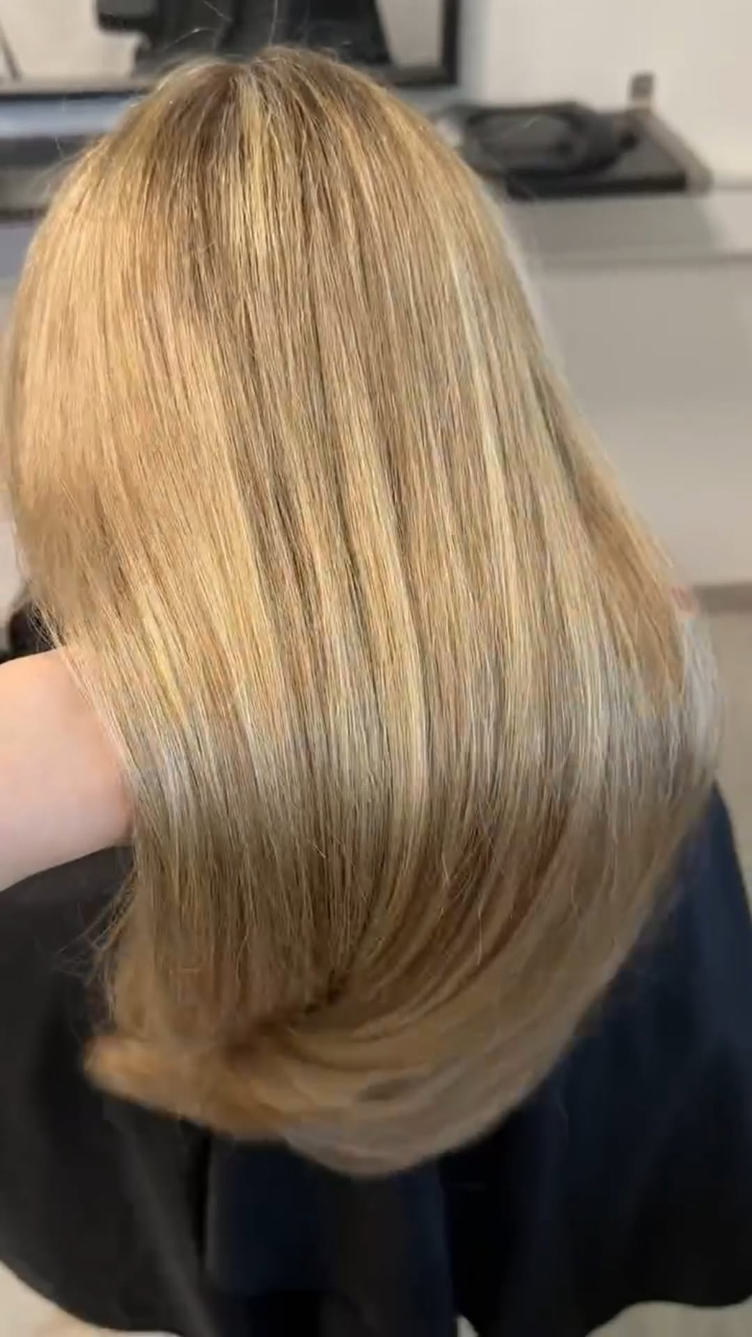 Lang goudblond haar dat soepel valt